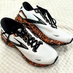 Brooks Ghost 15 Running Sneakers- like new